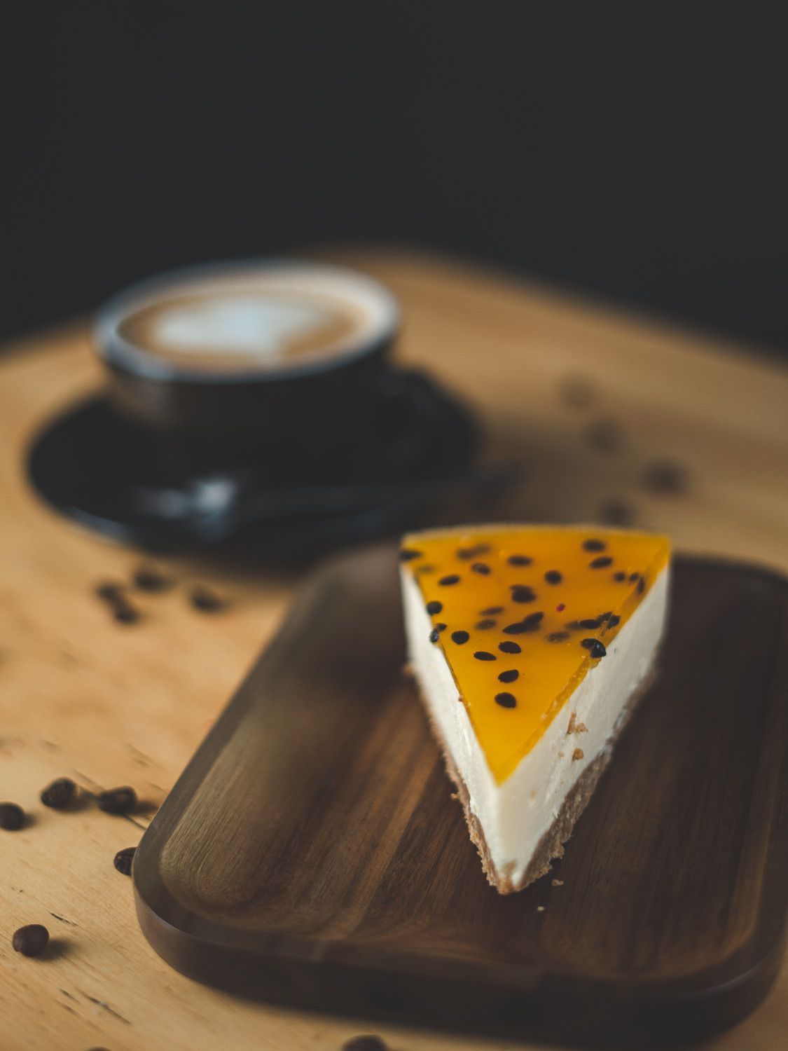 Porción de cheesecake cubierta con salsa de maracuyá