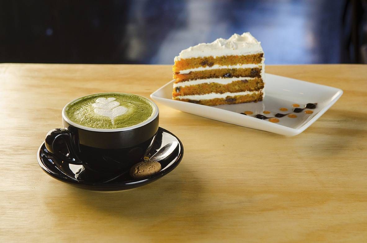 Torta de zanahoria con cobertura de crema de queso y té verde