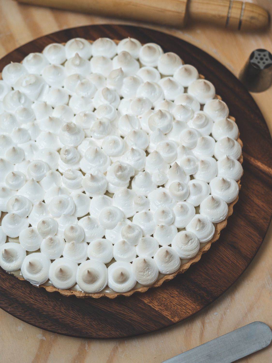 Merengue blanco montado en el bol de una batidora