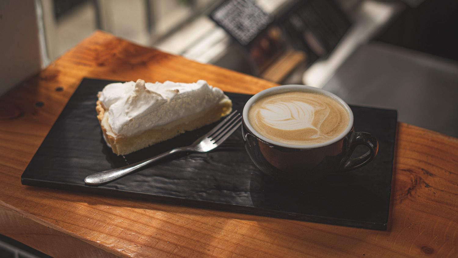 Pie de limón con merengue quemado en la superficie